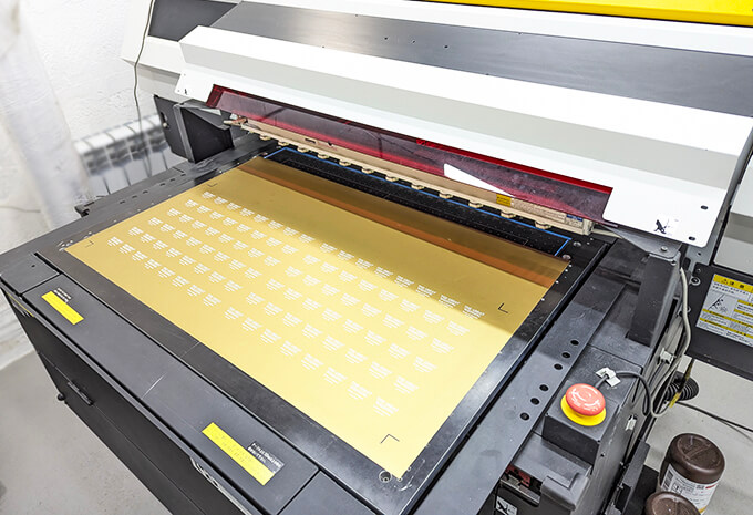 Друк по золотій самоклейці